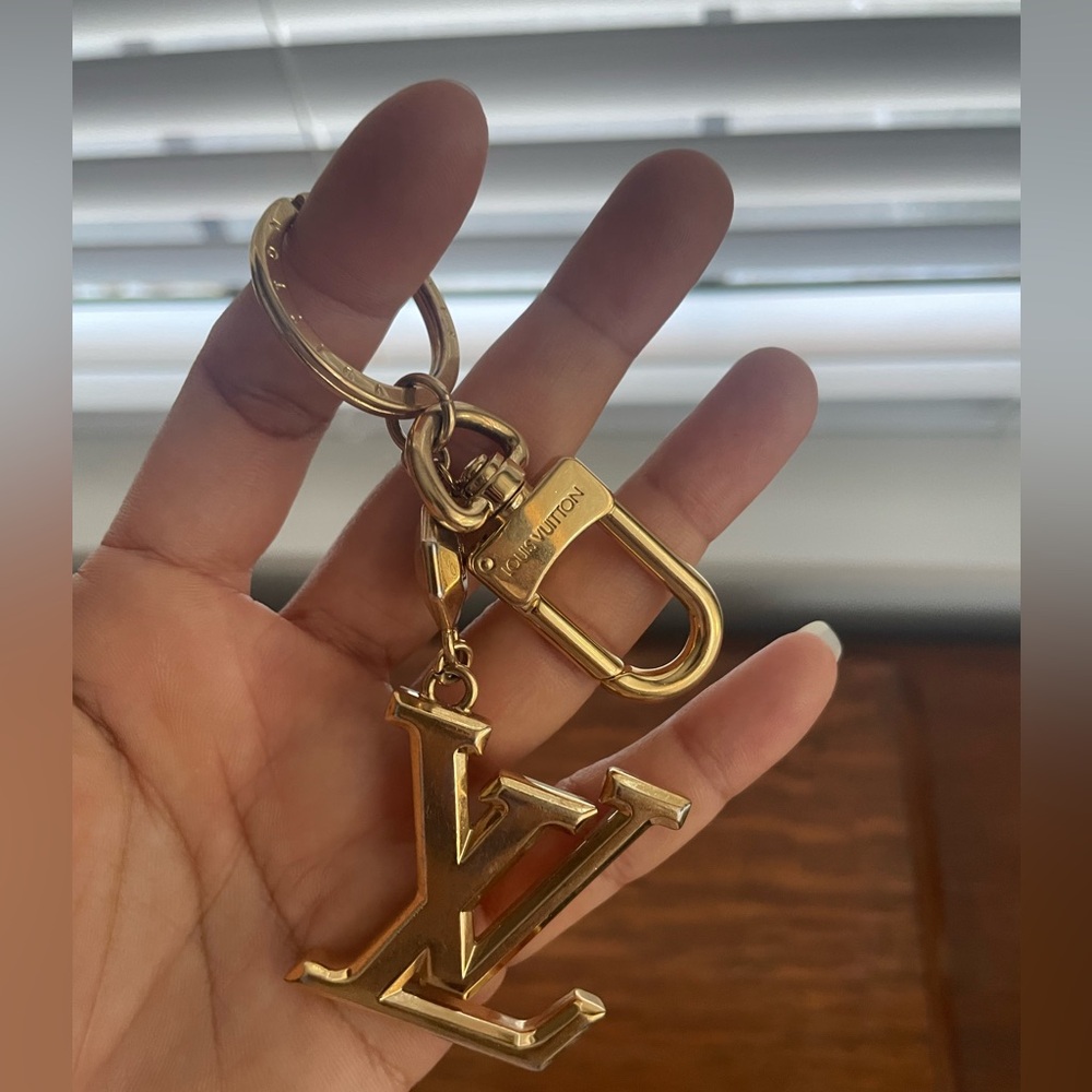 Louis Vuitton Gold Keychain - Picture 4 of 10
